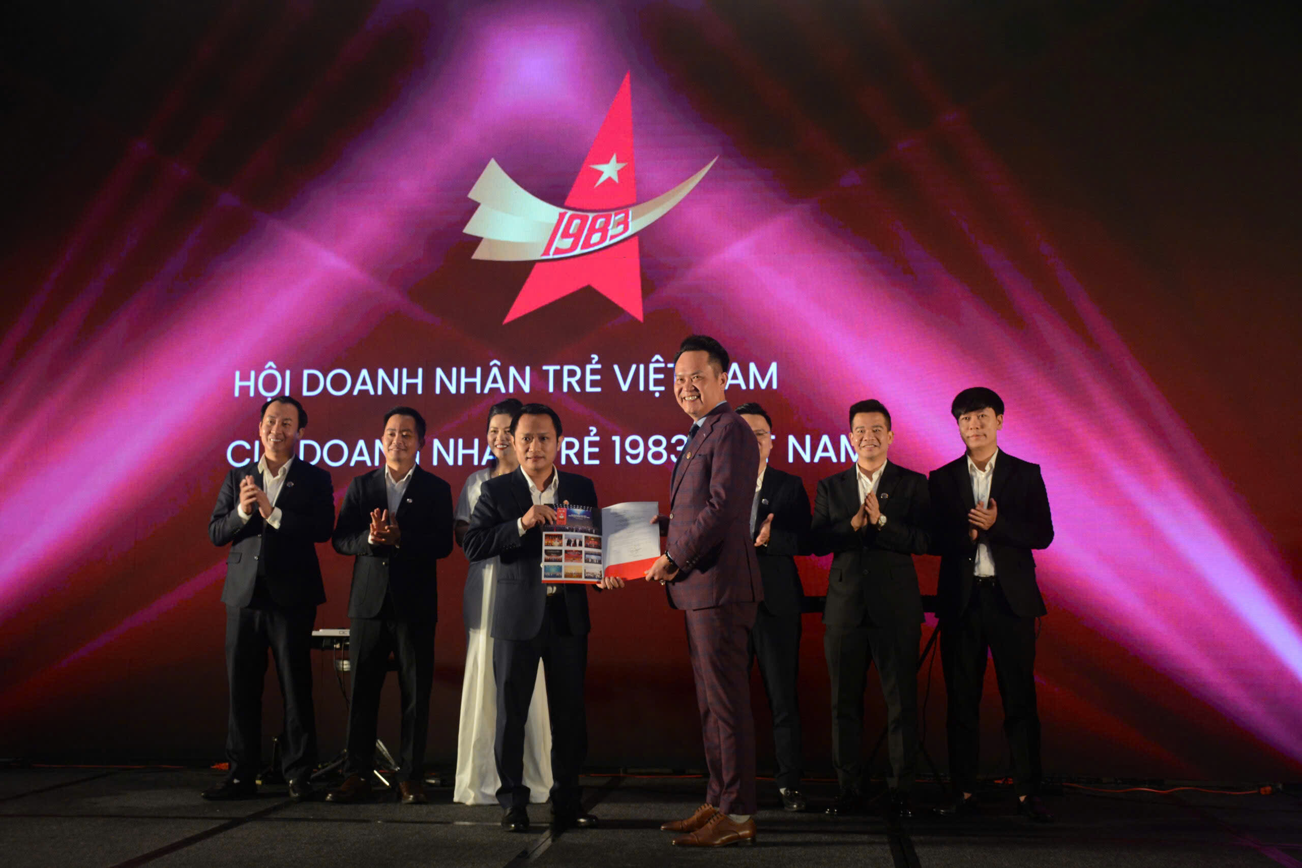 CÂU LẠC BỘ DOANH NHÂN TRẺ CEO8X